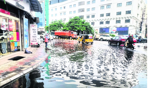 Heavy rain in Hyderabad All the roads are flooded