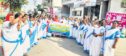 Asha workers protest in Hanmakonda while playing Bathukamma